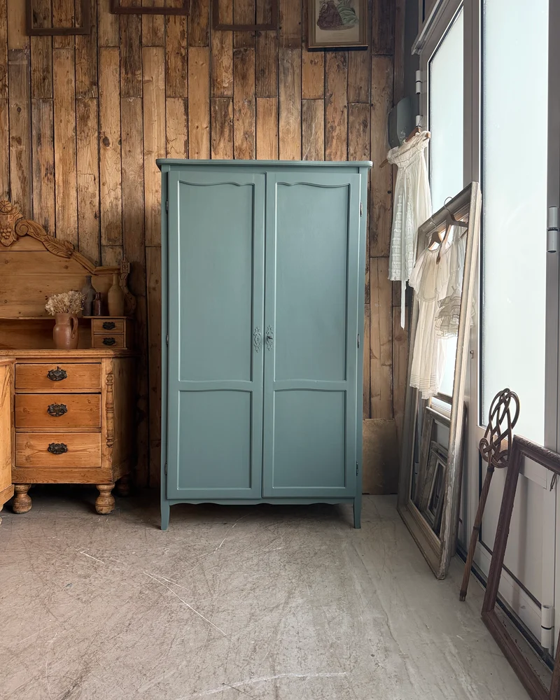 Armoire vintage vert de gris