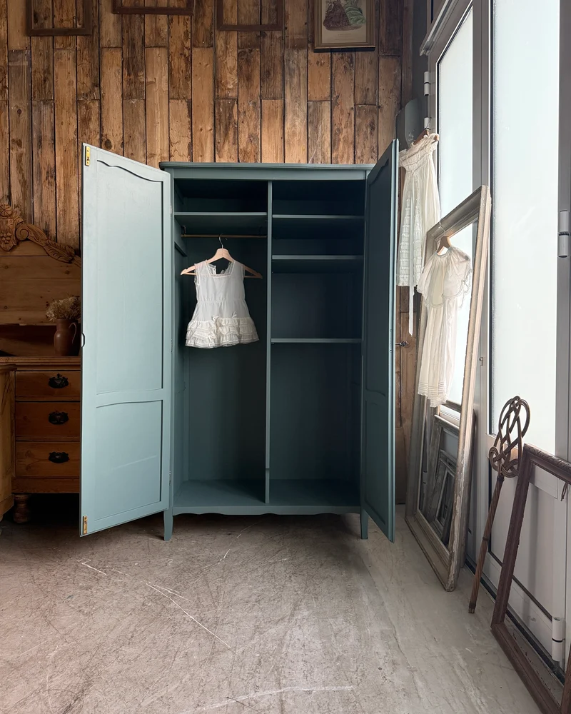 Armoire vintage vert de gris