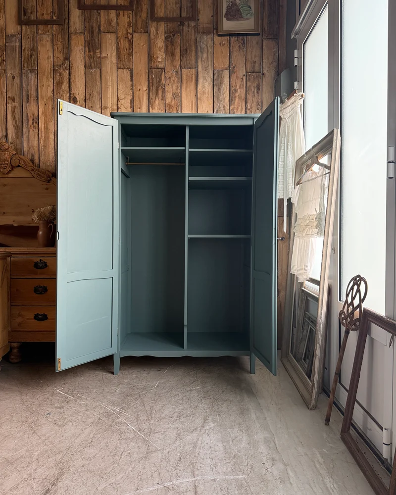 Armoire vintage vert de gris