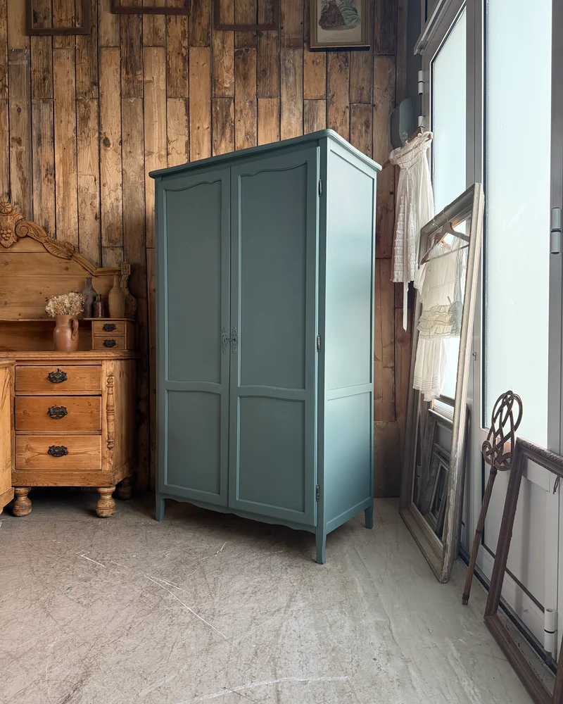 Armoire vintage vert de gris