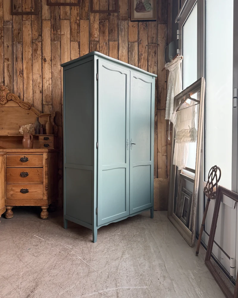Armoire vintage vert de gris