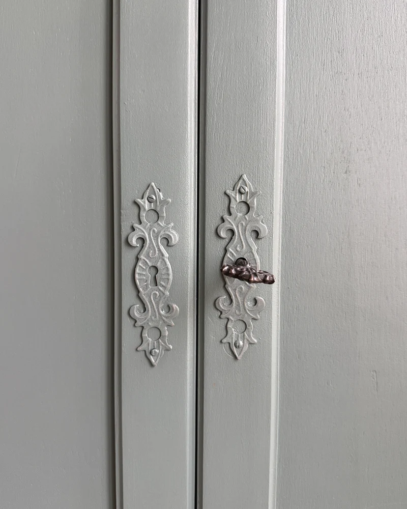 Armoire vintage vert de gris