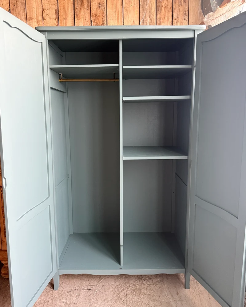 Armoire vintage vert de gris