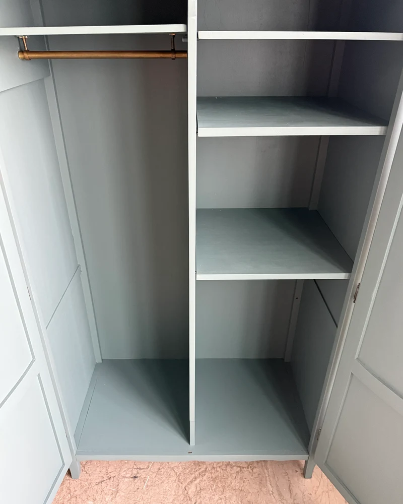 Armoire vintage vert de gris
