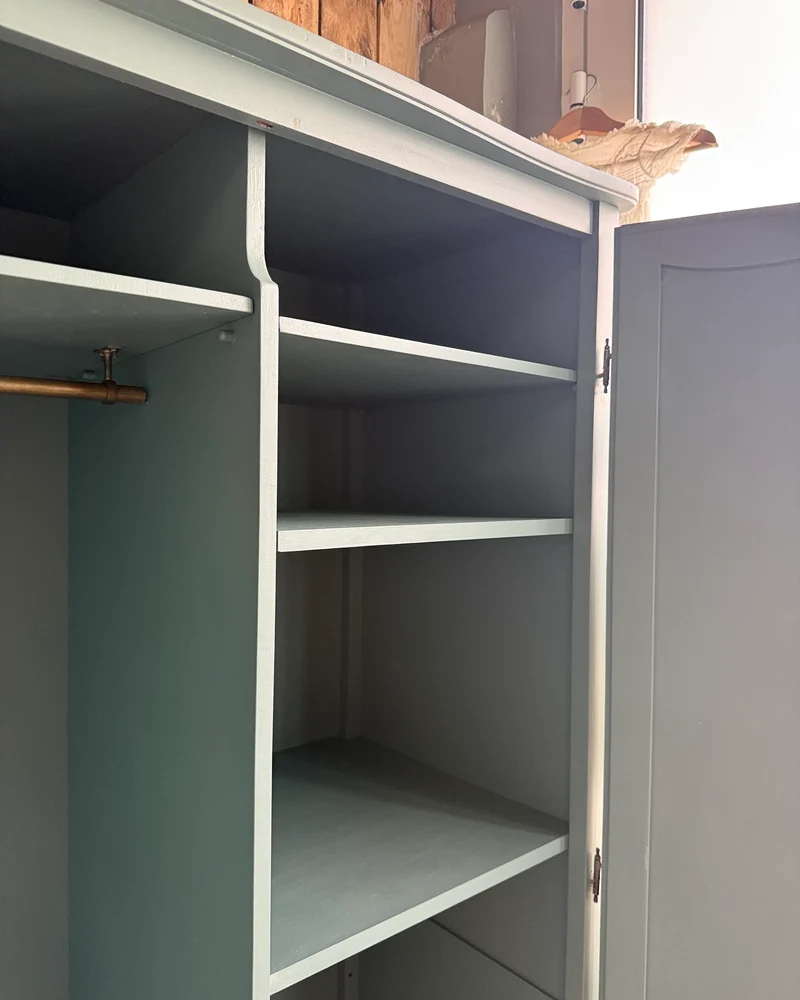 Armoire vintage vert de gris