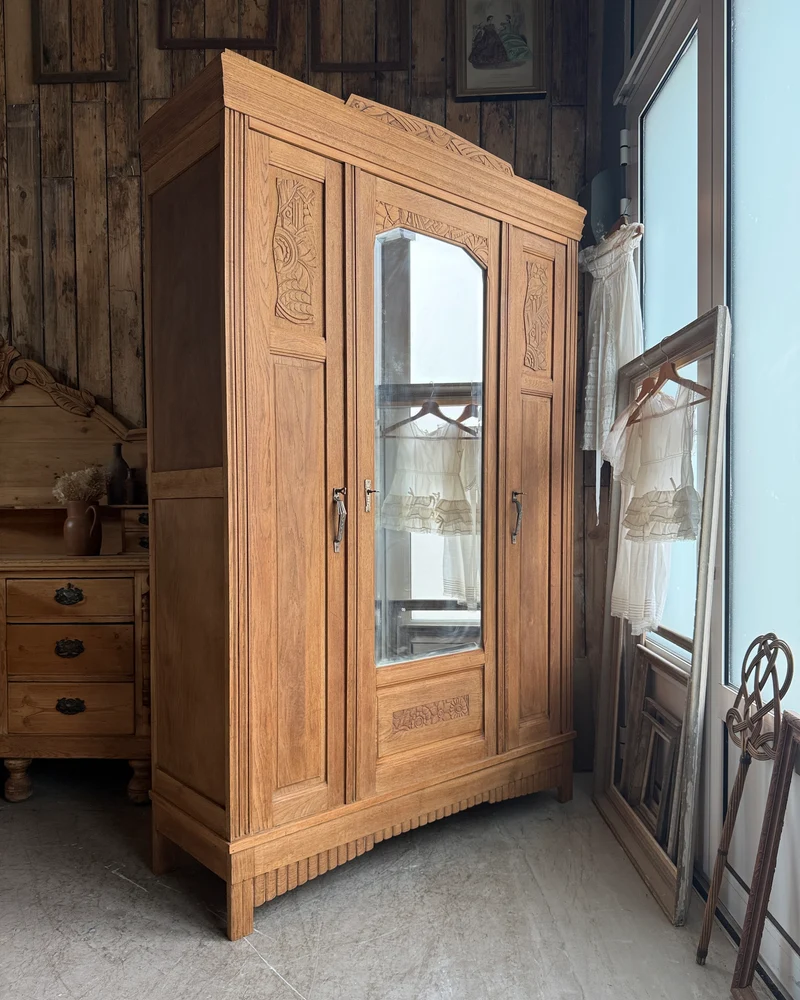 Armoire Art Déco trois portes en chêne