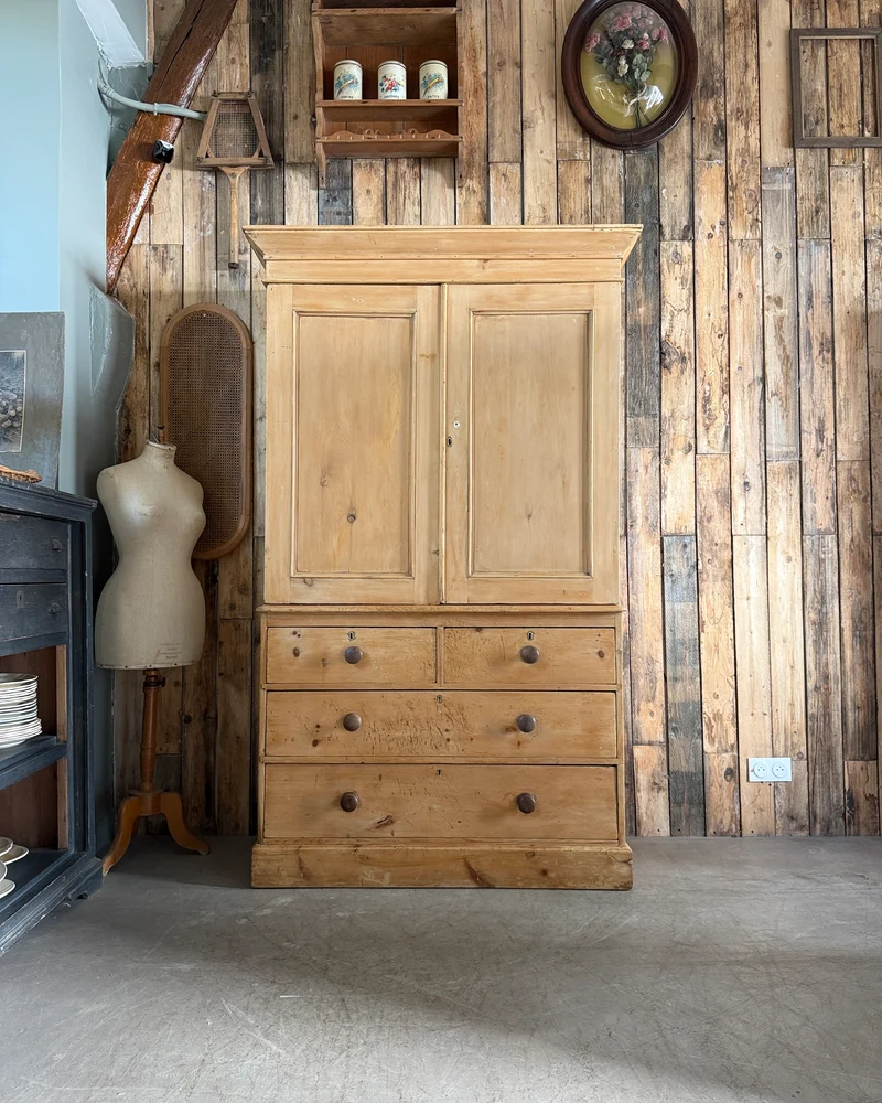 Armoire anglaise ancienne « linen press »
