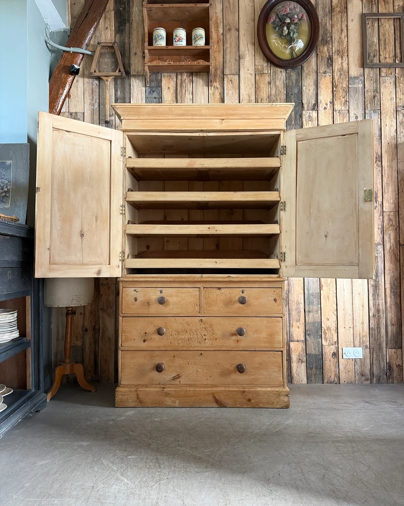 Armoire anglaise ancienne « linen press »
