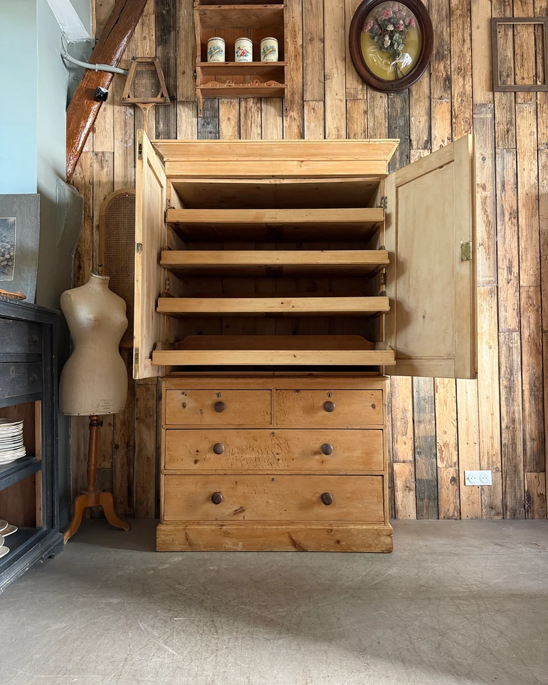 Armoire anglaise ancienne « linen press »