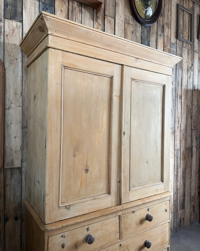 Armoire anglaise ancienne « linen press »