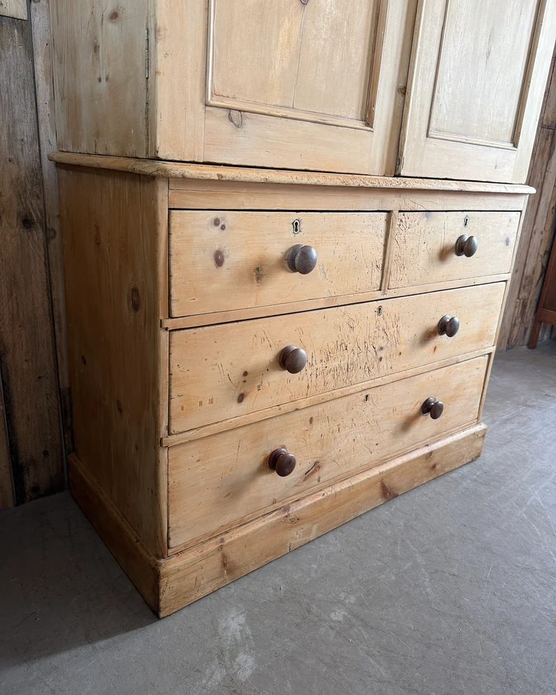 Armoire anglaise ancienne « linen press »