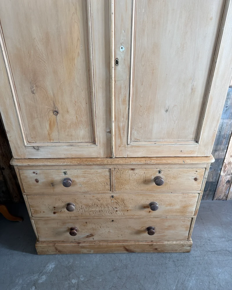 Armoire anglaise ancienne « linen press »