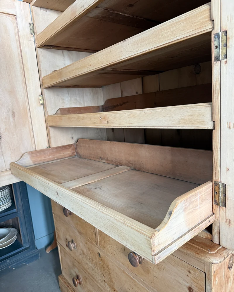 Armoire anglaise ancienne « linen press »