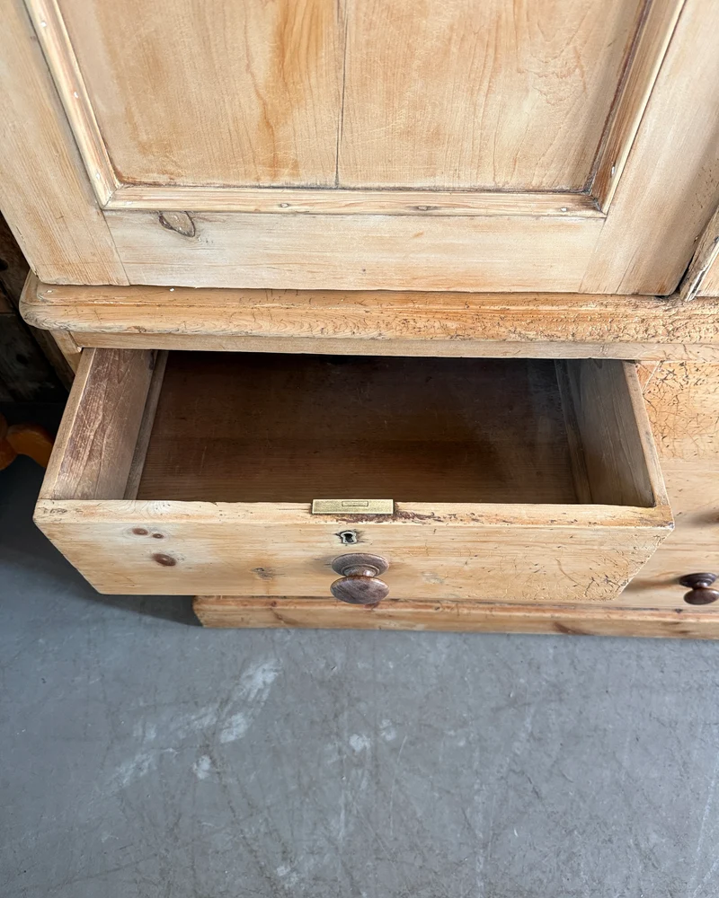 Armoire anglaise ancienne « linen press »