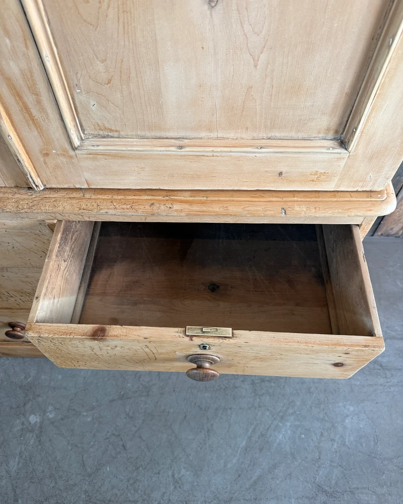 Armoire anglaise ancienne « linen press »