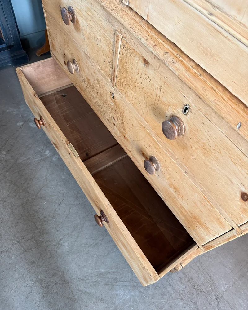 Armoire anglaise ancienne « linen press »