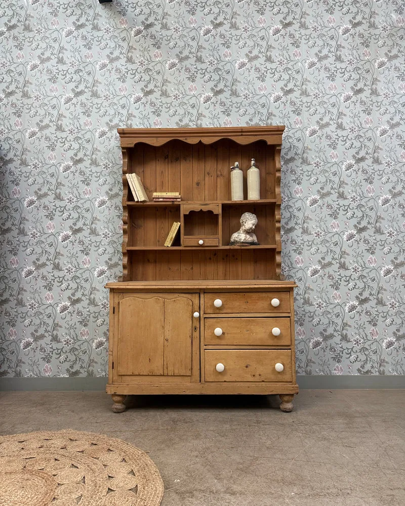 Buffet anglais ancien deux corps en pin massif