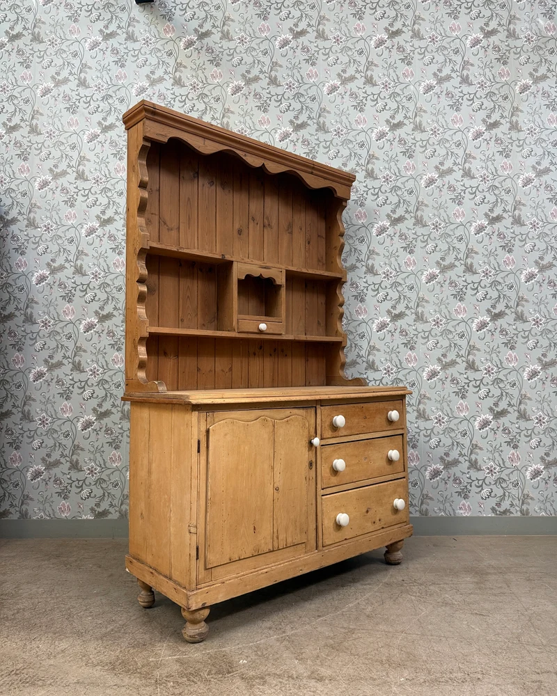 Buffet anglais ancien deux corps en pin massif