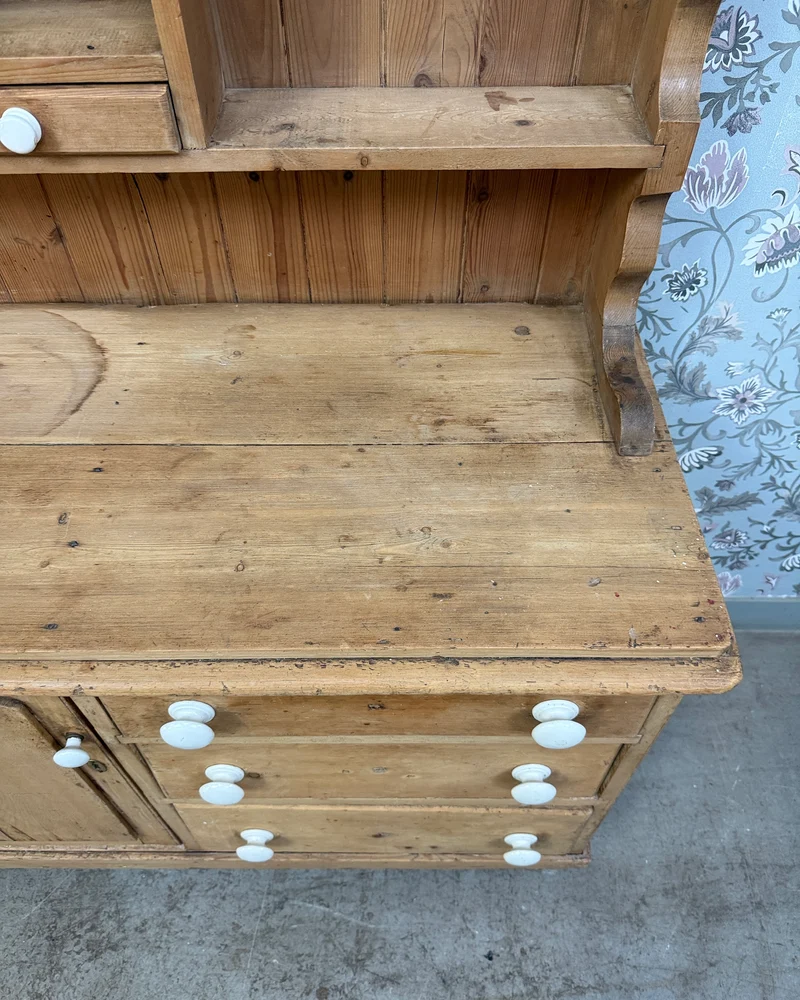 Buffet anglais ancien deux corps en pin massif
