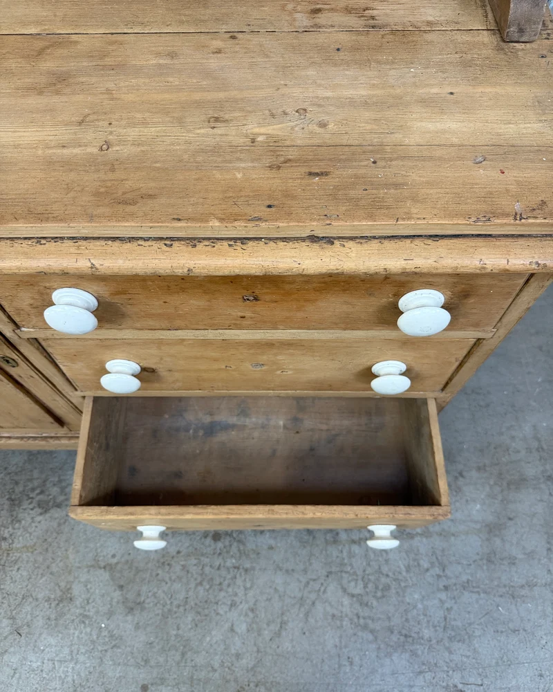 Buffet anglais ancien deux corps en pin massif