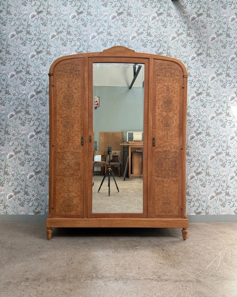 Grande armoire Art Déco en érable moucheté