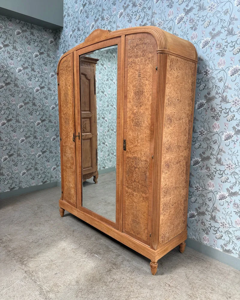 Grande armoire Art Déco en érable moucheté
