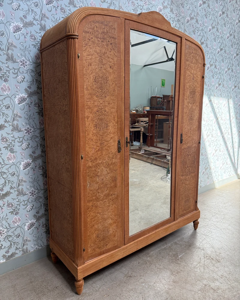 Grande armoire Art Déco en érable moucheté