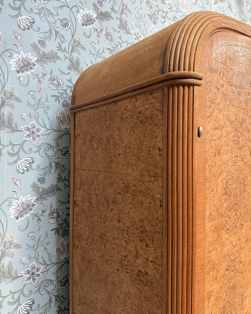 Grande armoire Art Déco en érable moucheté