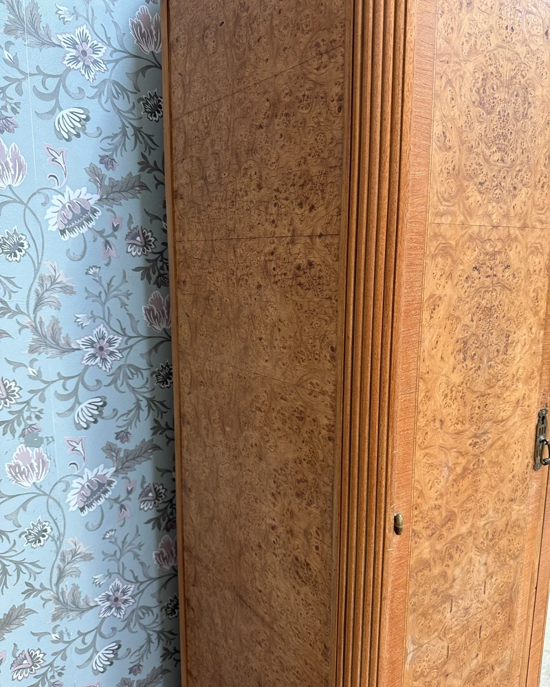 Grande armoire Art Déco en érable moucheté