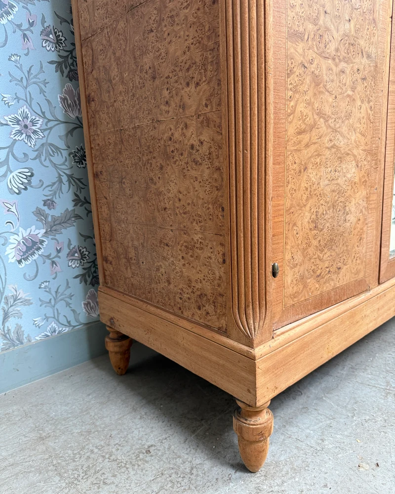 Grande armoire Art Déco en érable moucheté