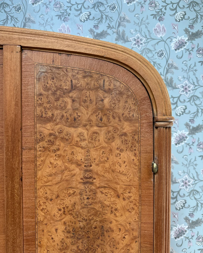 Grande armoire Art Déco en érable moucheté