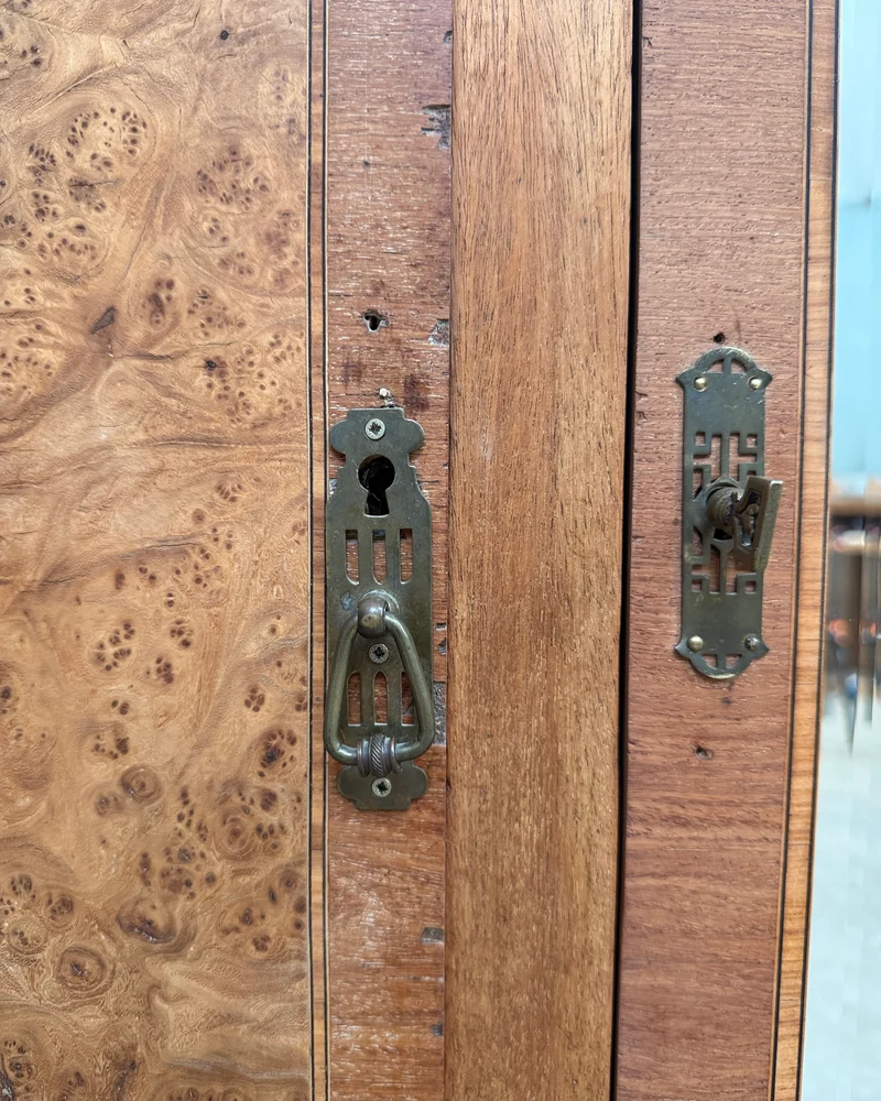 Grande armoire Art Déco en érable moucheté