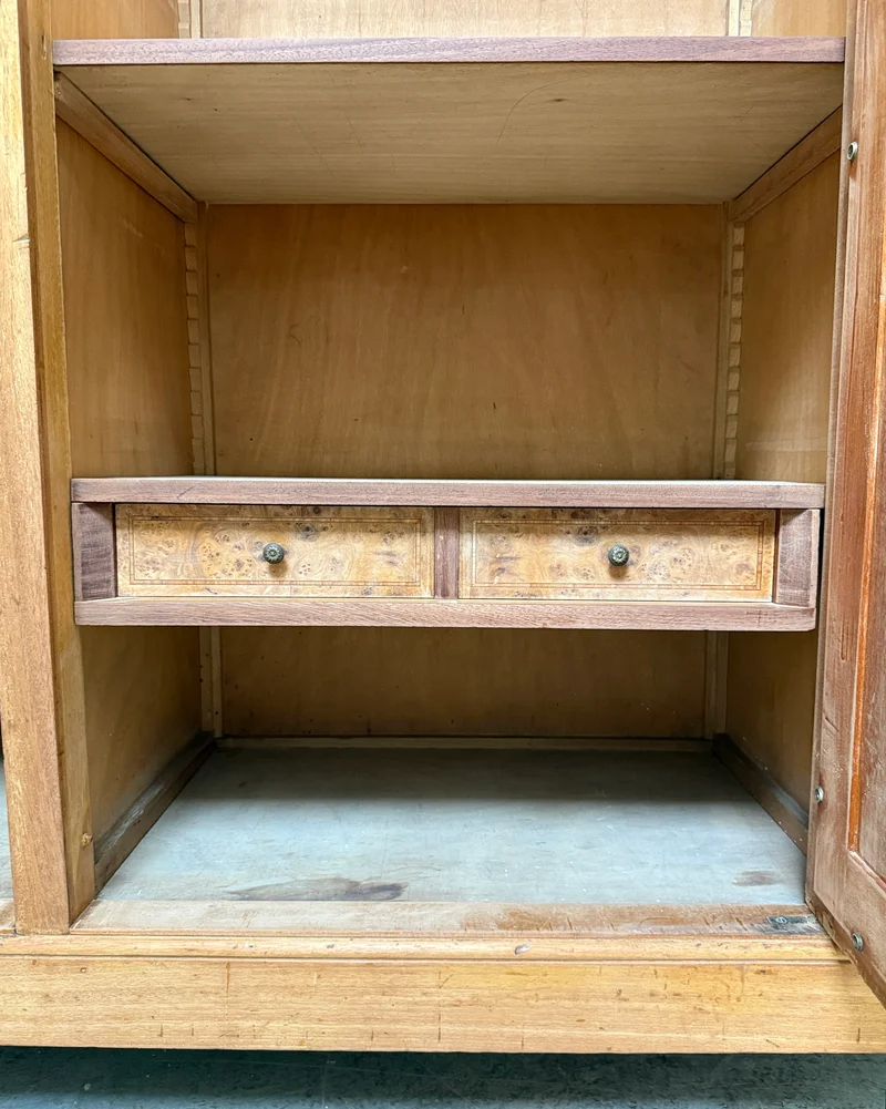 Grande armoire Art Déco en érable moucheté