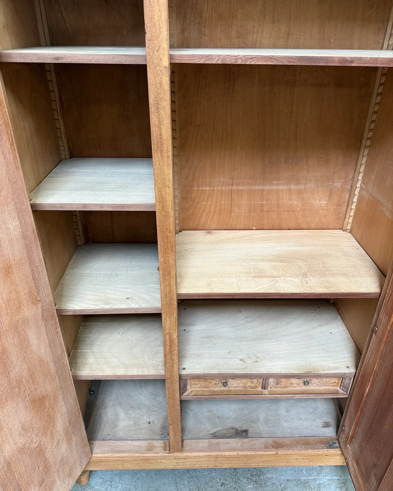 Grande armoire Art Déco en érable moucheté