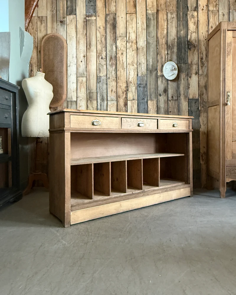 Ancien comptoir à tiroirs et casiers