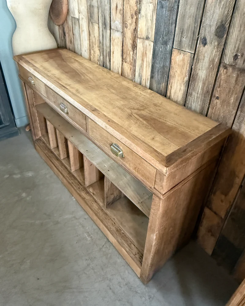 Ancien comptoir à tiroirs et casiers