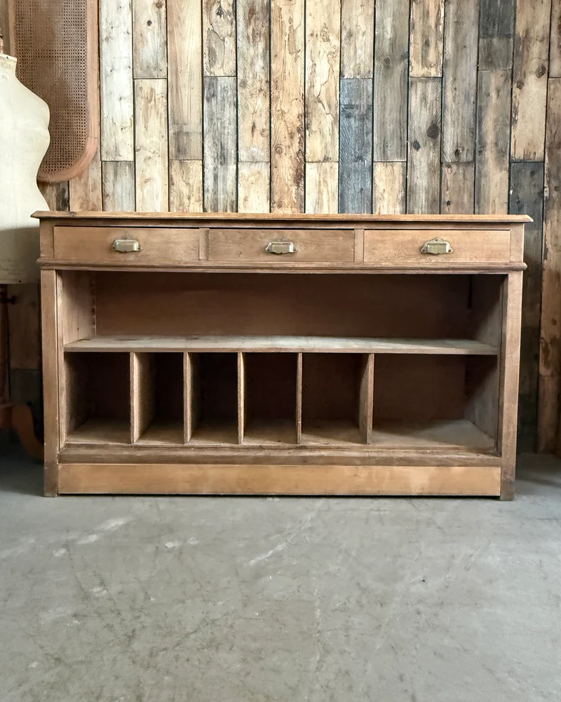 Ancien comptoir à tiroirs et casiers