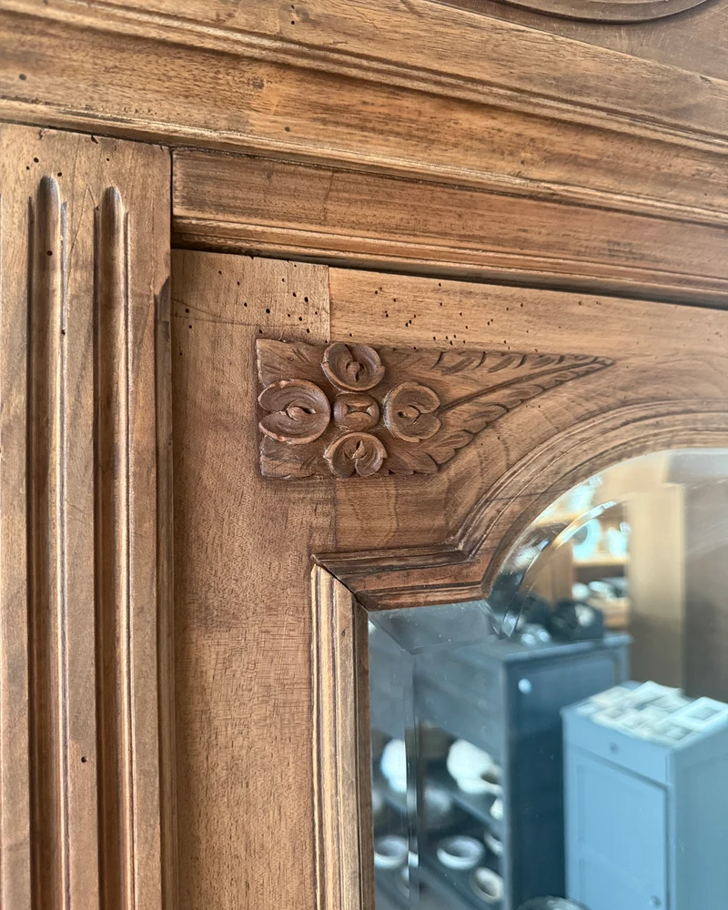 Grande armoire à glace de style Louis XVI