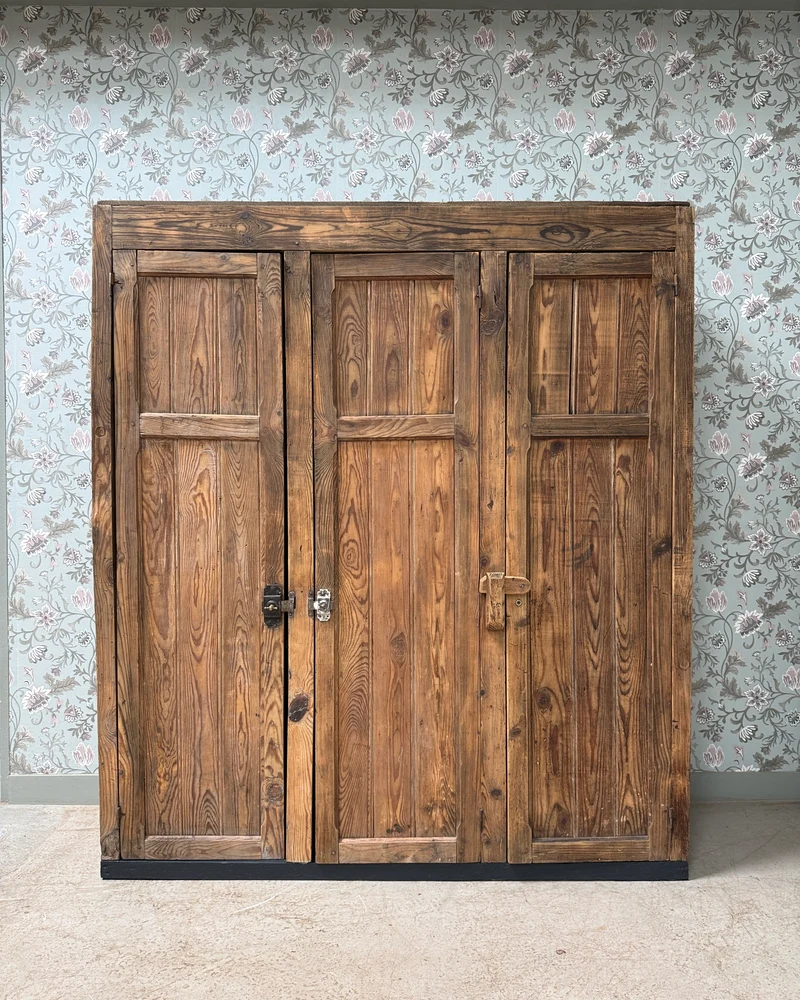 Grande armoire d’atelier ancienne en bois massif