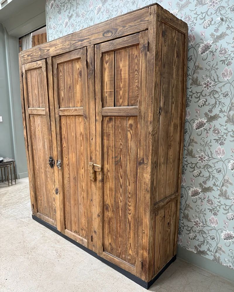 Grande armoire d’atelier ancienne en bois massif