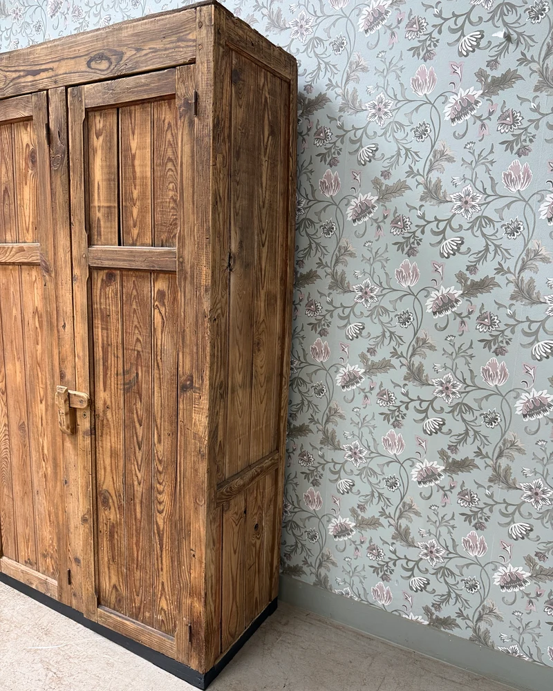 Grande armoire d’atelier ancienne en bois massif