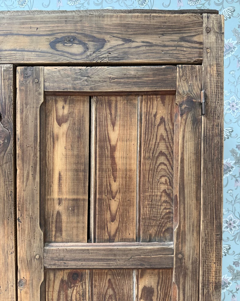 Grande armoire d’atelier ancienne en bois massif