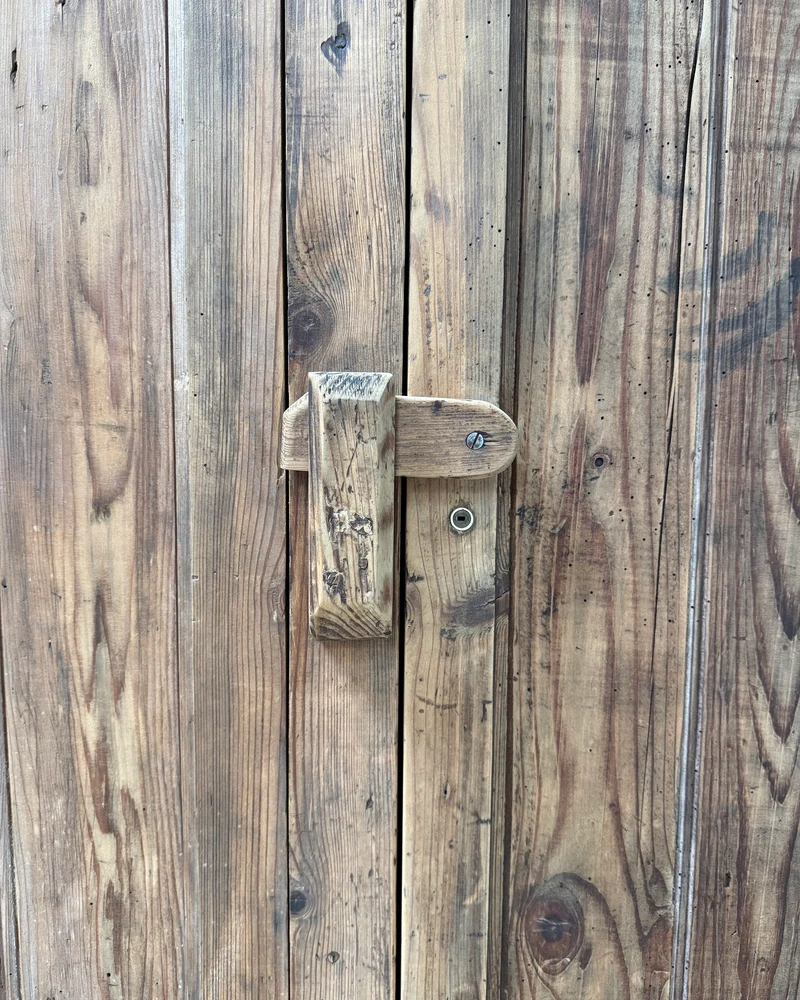 Grande armoire d’atelier ancienne en bois massif