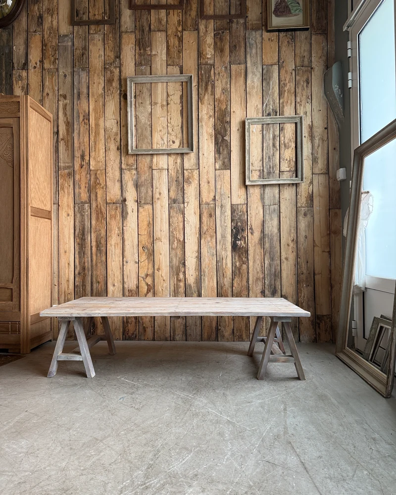 Table basse à tréteaux
