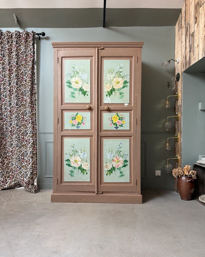 Grande armoire ancienne peinte à décor floral