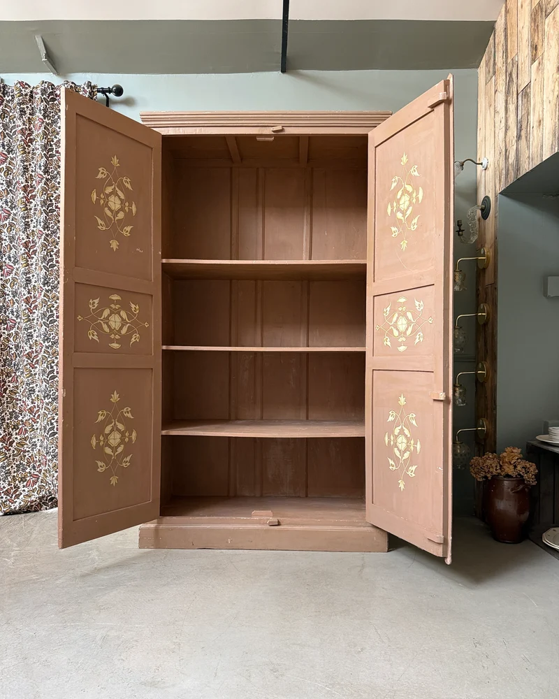 Grande armoire ancienne peinte à décor floral