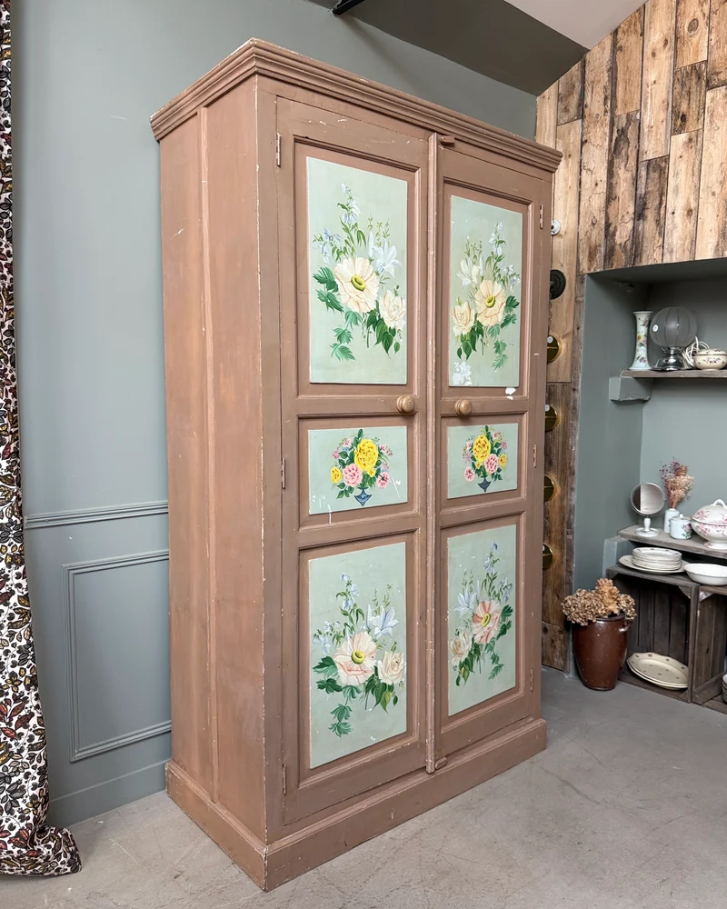 Grande armoire ancienne peinte à décor floral