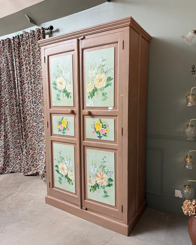 Grande armoire ancienne peinte à décor floral