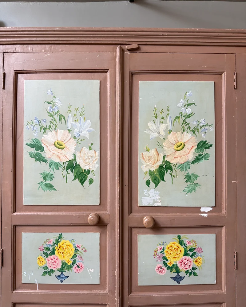 Grande armoire ancienne peinte à décor floral