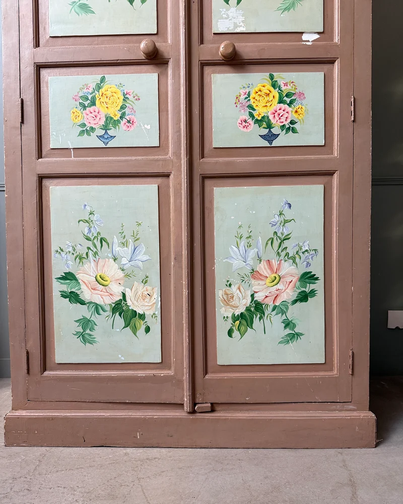 Grande armoire ancienne peinte à décor floral